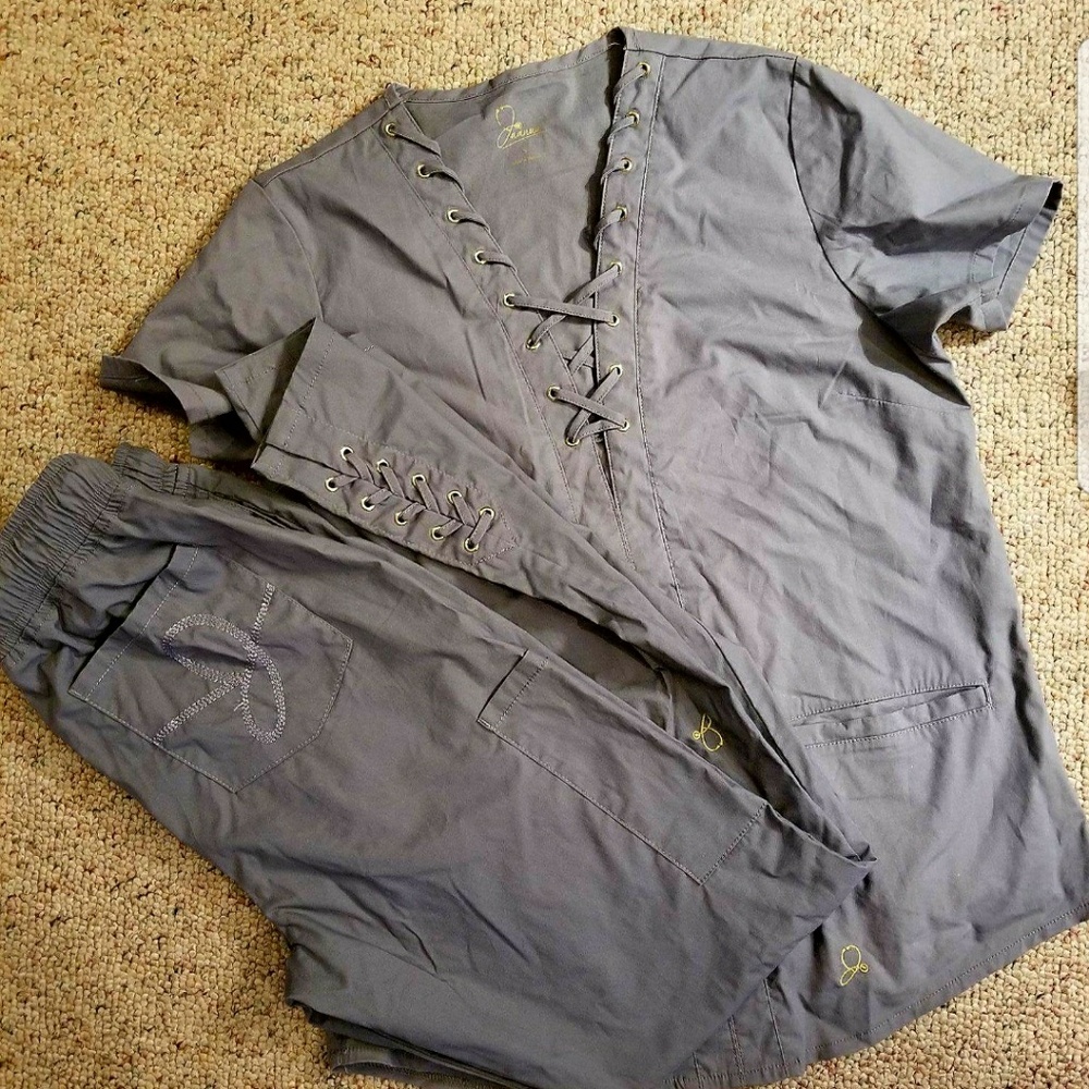 Jaanuu Scrub Set